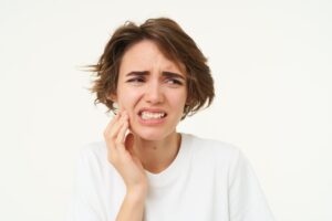 mulher com bruxismo